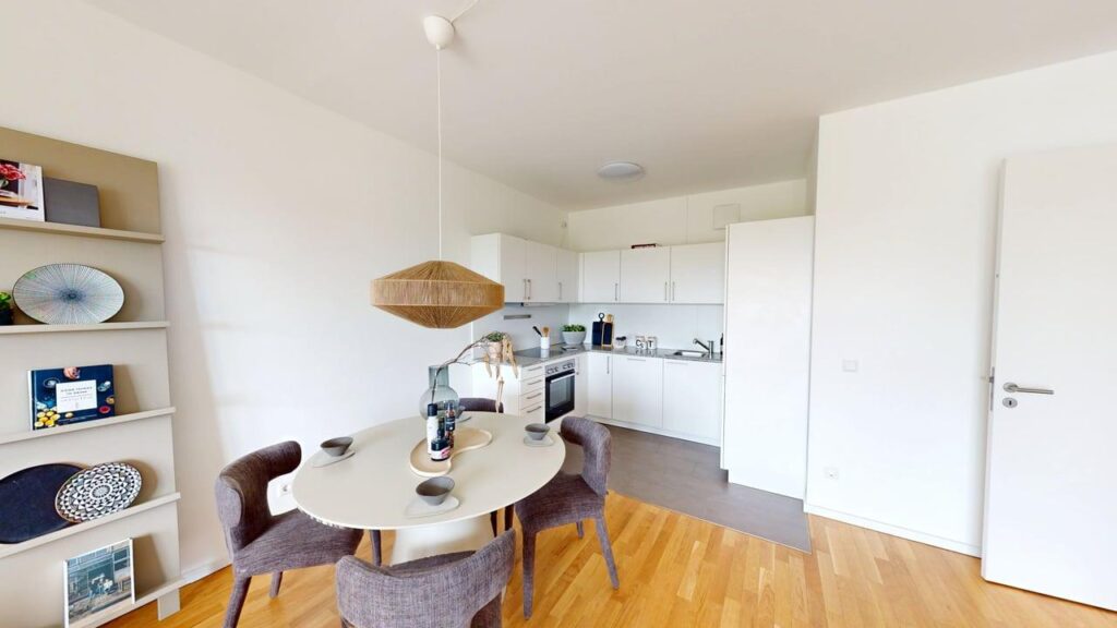 Exclusive 3-Room Apartment with Balcony & Two Bathrooms in Prime Location: Ideal for Couples, Families or Professionals - Photo 5