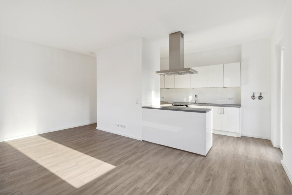 Stilvoller Neubau: Erdgeschosswohnung mit 3 Zimmern in naturnaher Umgebung - Photo 3