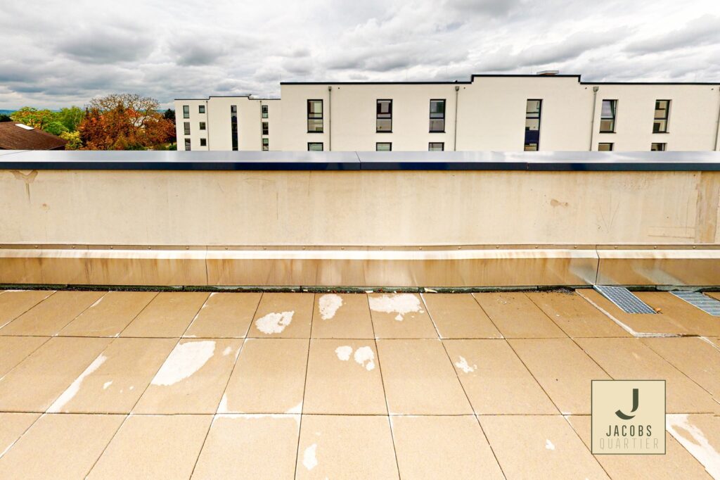 Wohnen auf 98 Quadratmetern: 3-Zimmer-Penthousewohnung mit Einbauküche und Dachterrasse - Photo 2
