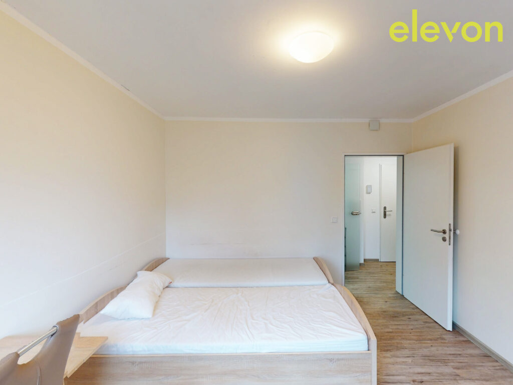 Möbliertes WG-Zimmer in Frauen-WG in zentraler Lage für Studenten und Azubis - Photo 1