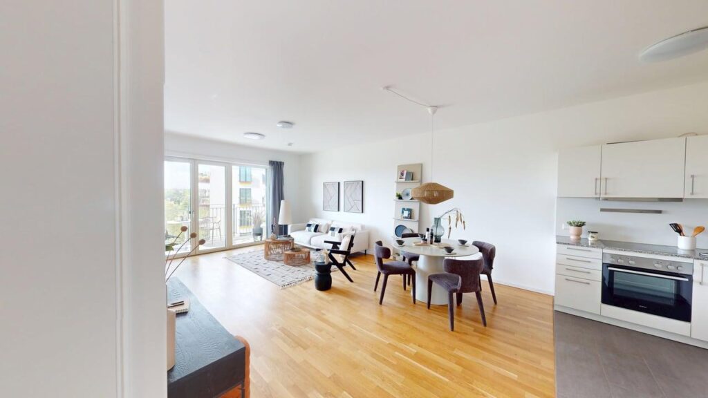 Exclusive 3-Room Apartment with Balcony & Two Bathrooms in Prime Location: Ideal for Couples, Families or Professionals - Foto 2