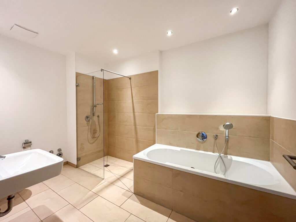 Moderne 3-Zimmer-Erdgeschossohnung mit EBK und großer Südterrasse - Foto 4