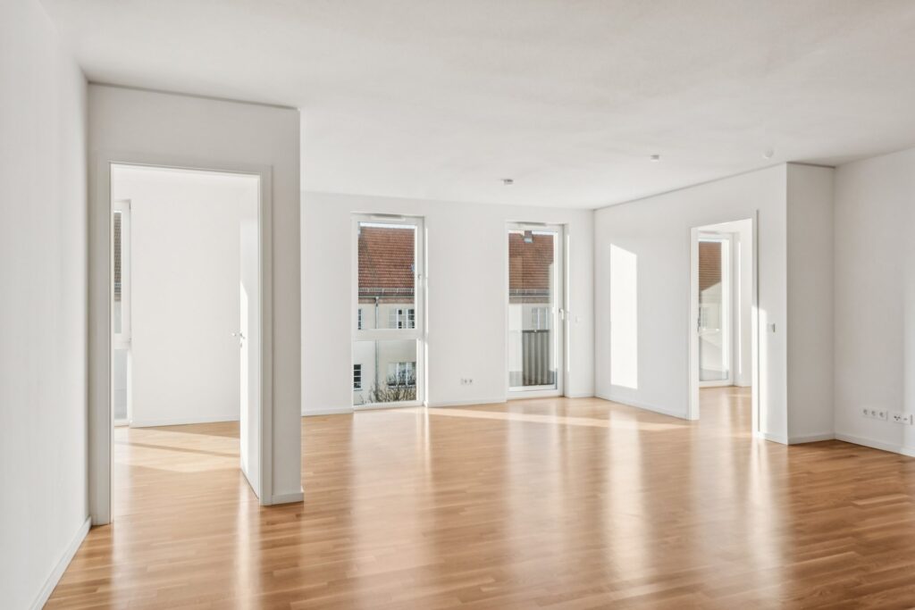 Neubau: helle 4-Zimmer-Wohnung mit zwei Terrassen! - Foto 2