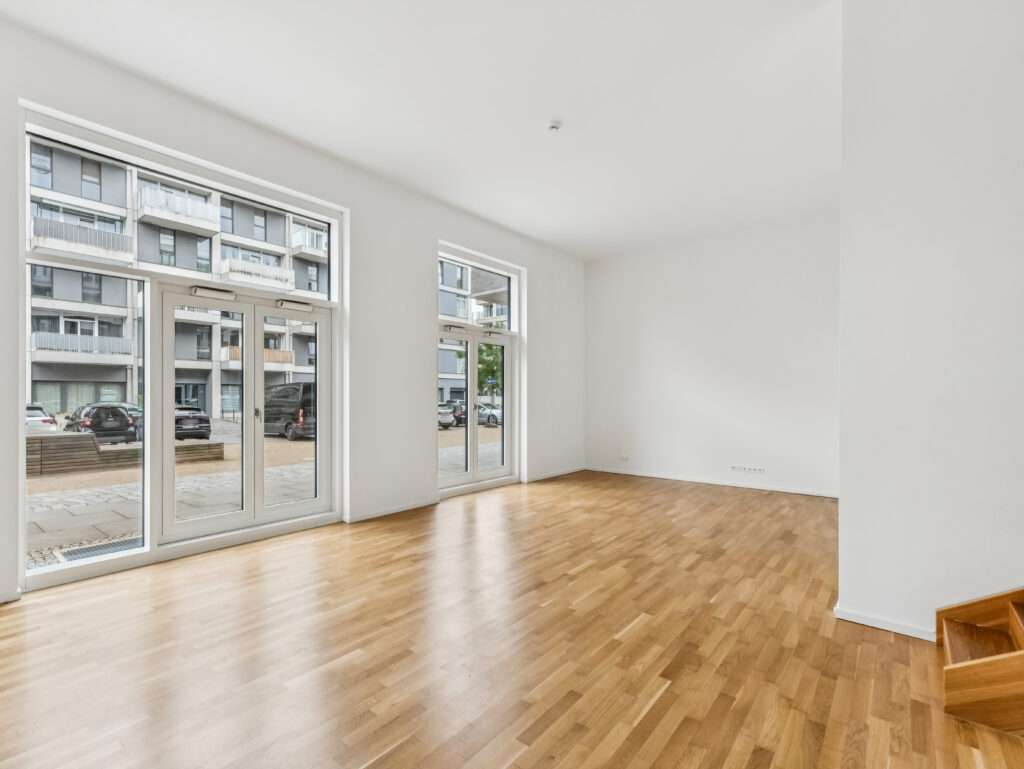 Wohnen auf 2 Ebenen mit großzügigem Raum mit extra hohen Decken - Foto 1