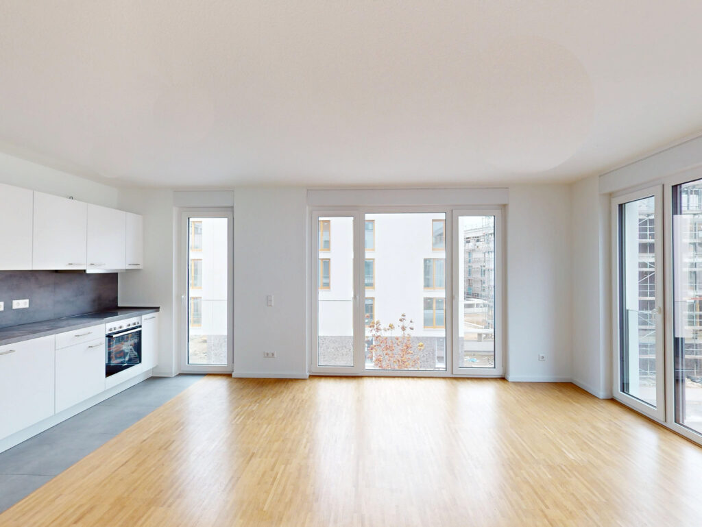 Westausrichtung: 3-Zimmer-Neubauwohnung mit EBK, Loggia und Abendsonne - Photo 2
