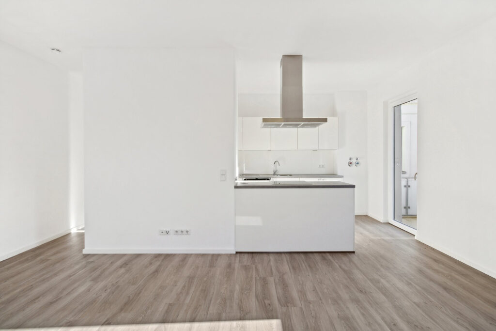 Stilvoller Neubau: Erdgeschosswohnung mit 3 Zimmern in naturnaher Umgebung - Photo 2