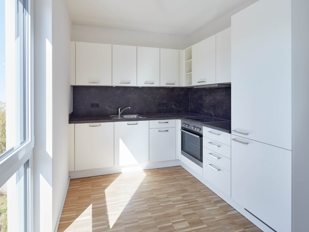 Komfortables Familienwohnen: 4-Zimmer-Wohnung mit offener Küche und Balkon - Photo 3