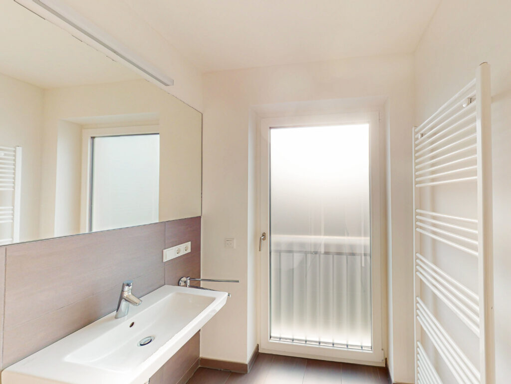 Exklusive 4-Zimmer-Wohnung mit Dachterrasse, EBK und Abstellraum - Photo 4