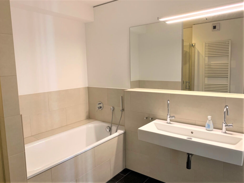 Louis am Park: Moderne 3-Zimmer-Wohnung mit EBK - Photo 2