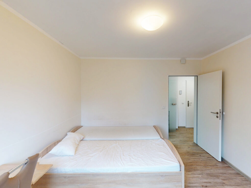 Möbliertes WG-Zimmer in zentraler Lage für Studenten und Azubis - Photo 1