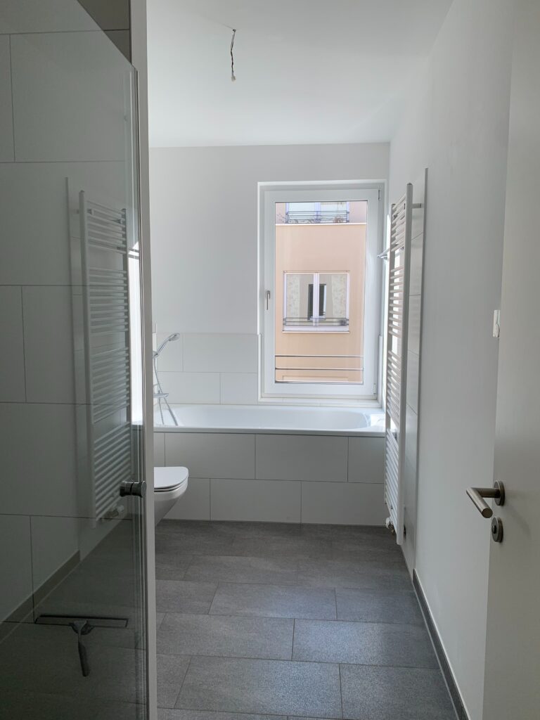 Familien aufgepasst! 4 Zimmer Wohnung mit Terrasse und Einbauküche - Foto 3